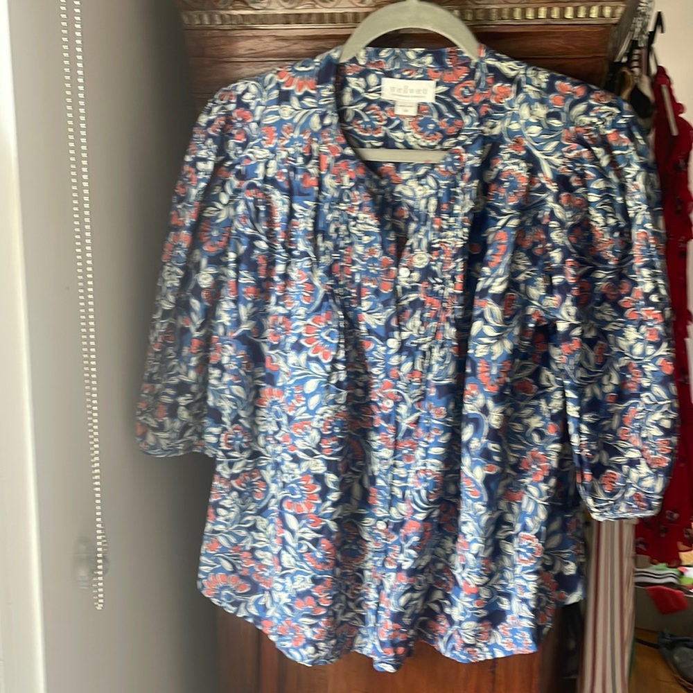 Lovely feminine floral cotton top for summer. Great with white jeans or shorts